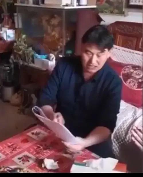 大衣哥讀懺悔書,全程黑臉,大衣哥稱“不會原諒” 大衣哥讀懺悔書,全程黑臉,大衣哥稱“不會原諒”