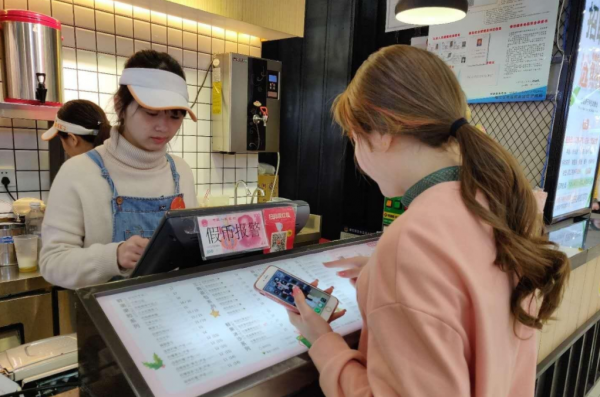 某211大學食堂菜價太高，學生表示“吃不起”，校方對此作出回覆