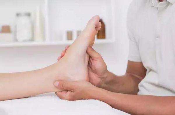 雙手抱腳固腎腰，每天30次，強壯腰腎鍛鍊督脈，練上幾組全身冒汗