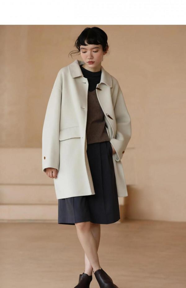 看著樸實無華，穿上青春減齡的牛角扣大衣