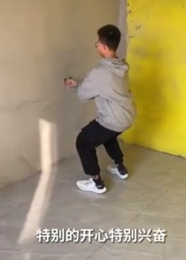 男孩在毛坯房間模擬學習的樣子