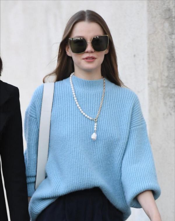 四五十歲的女人別直接穿毛衣，學潮流達人的打扮，配毛衣鏈太洋氣