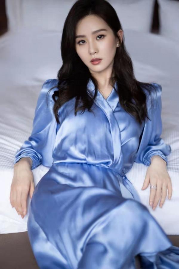 劉詩詩終於開始高調！穿緞面長裙亮相，靠氣質穩贏大半個娛樂圈