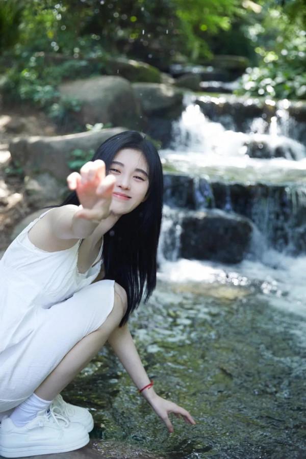 鞠婧禕，穿梭於叢林的仙子，婀娜甜美，清新感撲面而來