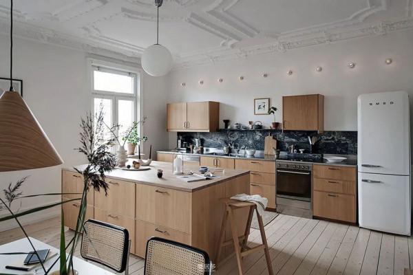 華麗的灰泥造型與時尚裝飾的瑞典公寓(112 平方米) 華麗的灰泥造型與時尚裝飾的瑞典公寓(112 平方米)