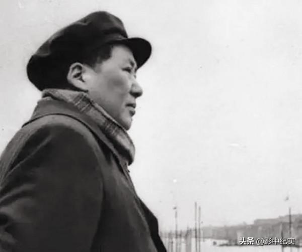 毛主席被敵軍圍捕，生死攸關之際寫下7個字，敵軍看到後停止追擊