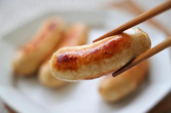 雞胸肉別水煮，試試做成脆皮腸，低油低脂，煎一煎超級方便又健康