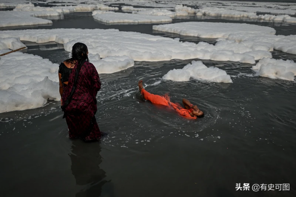 2021年最黯淡的14張照片，這個世界究竟咋了？