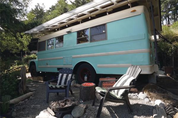 她買下1969年報廢校車，將車殼變成13㎡鄉下蝸居，網友：是真的服