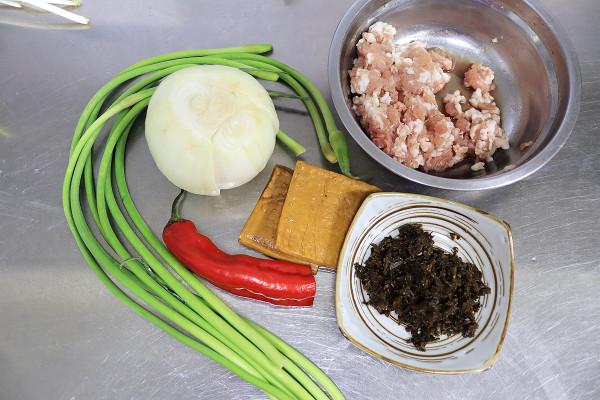 家裡蔬菜不多很適合做這道小炒,幹香脆嫩味足,拌米飯能多吃半碗 家裡蔬菜不多很適合做這道小炒,幹香脆嫩味足,拌米飯能多吃半碗