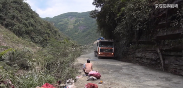 玻利維亞死亡公路：車輪裡懸崖只有幾十釐米，旁邊就是萬丈深淵