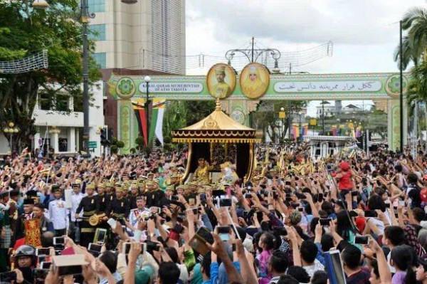 汶萊國王有7000輛豪車，馬桶黃金打造，最帥王子已有豪門準王妃