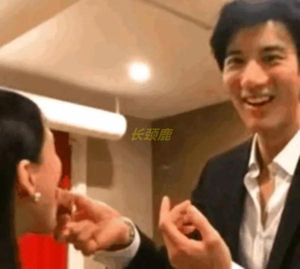 果然明星的恩愛都是秀給鏡頭看的，恩愛秀得有多甜，結局就有狼狽