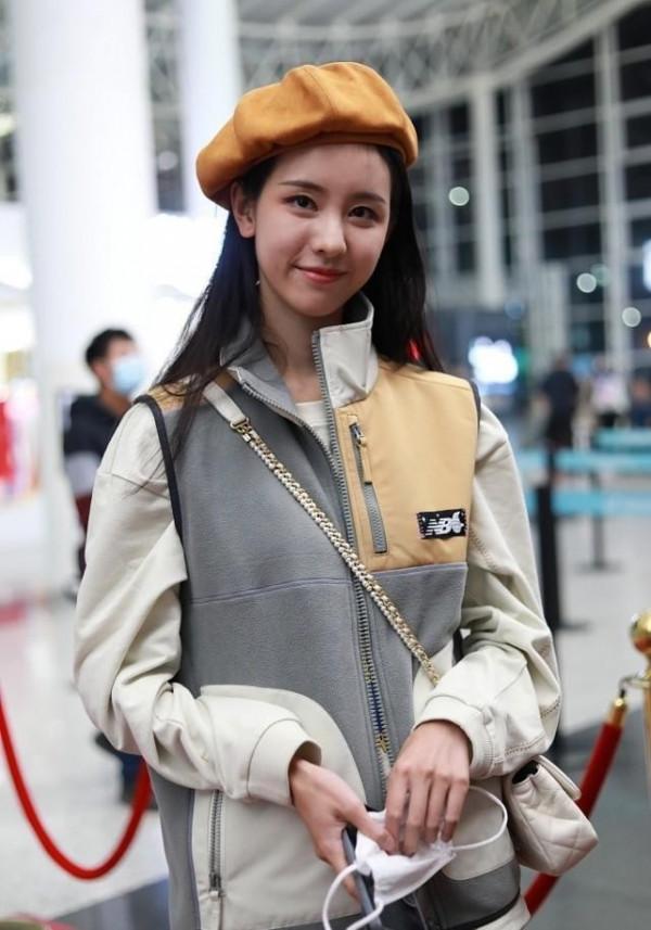 陳都靈的文藝感不是裝的,穿拼色馬甲配貝雷帽,“初戀臉”太迷人 陳都靈的文藝感不是裝的,穿拼色馬甲配貝雷帽,“初戀臉”太迷人