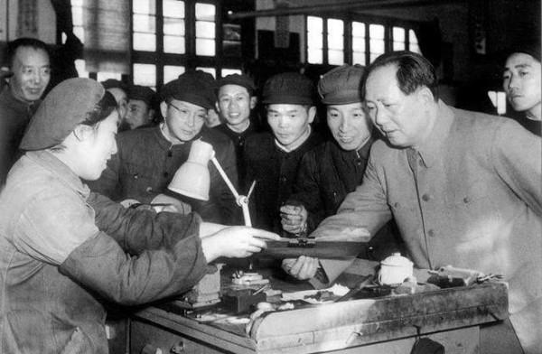 毛主席如何處理&OpenCurlyDoubleQuote;社會主義積累&rdquo;與人民生活水平提高之間的矛盾？