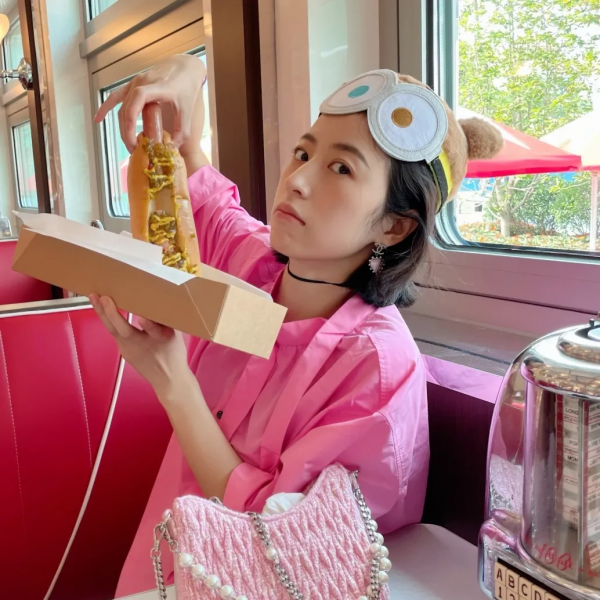 楊冪又帶火了“回力鞋+裙子”！巨美巨顯腿細，絕了