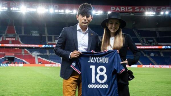 周杰倫觀看梅西主場比賽，獲贈巴黎球衣，與內馬爾和姆巴佩合影