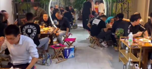 河南美女賣火鍋雞,一鍋一百多,每日流水三四萬,市裡買6套房 河南美女賣火鍋雞,一鍋一百多,每日流水三四萬,市裡買6套房