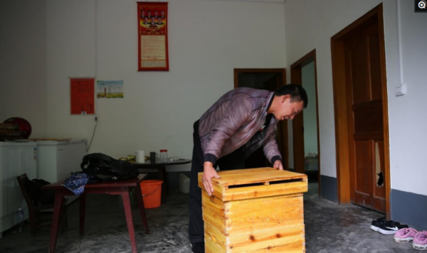 兩年前漂亮妻子因病去世，如今45歲丈夫想她時就對著愛妻相片哭訴