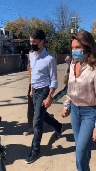 加拿大全民出動 大排長龍為投票 華人空前踴躍 特魯多1家5口被圍住