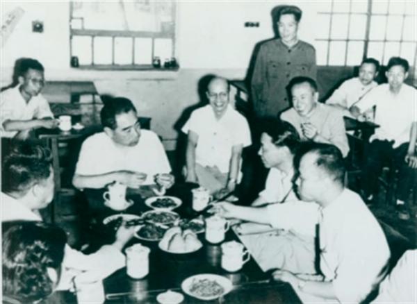 總理罷宴故事：周恩來自掏腰包，朱鎔基坐在角落裡吃工作餐