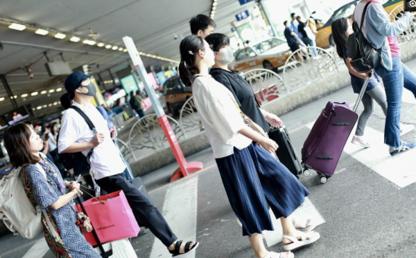 小瀋陽和妻子沈春陽帶女兒現身，沈佳潤越長越漂亮