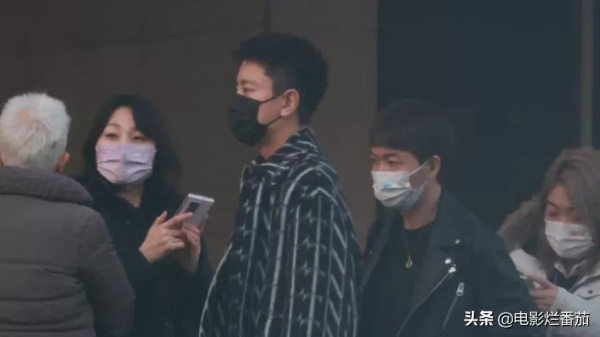 春晚五次聯排：趙麗穎緊身褲吸睛，沈騰眼神犀利，張小斐知性俏皮