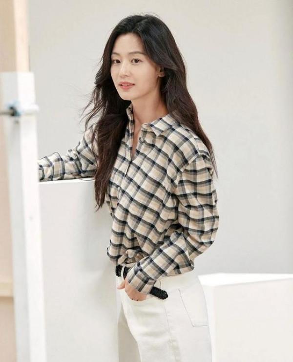 全智賢換了髮型更有氣場,穿一身黑秀身材,有誰不心動 全智賢換了髮型更有氣場,穿一身黑秀身材,有誰不心動