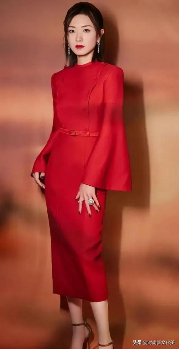 萬茜，人淡如菊，自帶風情閒看花開花落，坐待雲捲雲舒