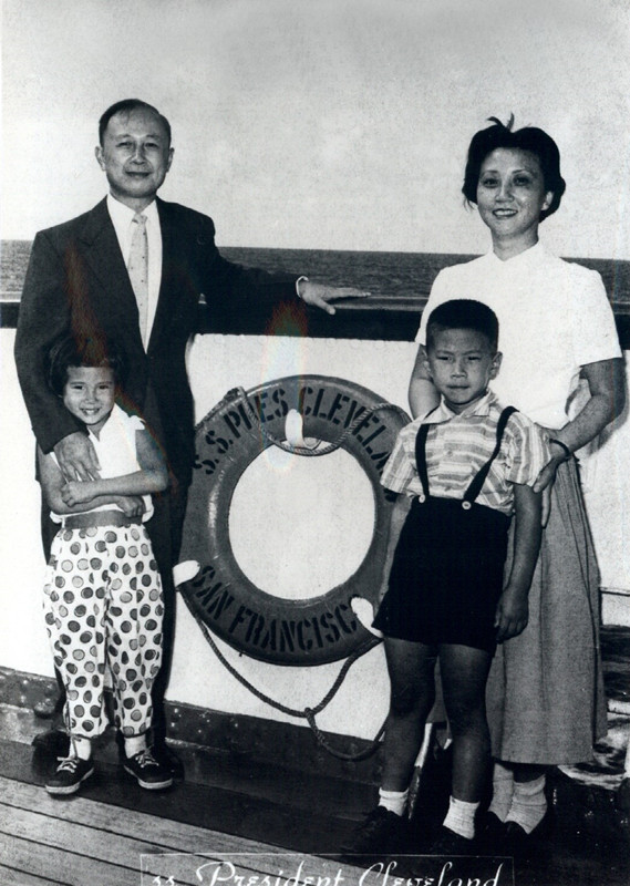 國家到底對錢學森有多重視？看看他身邊那兩個人的身份，就知道了