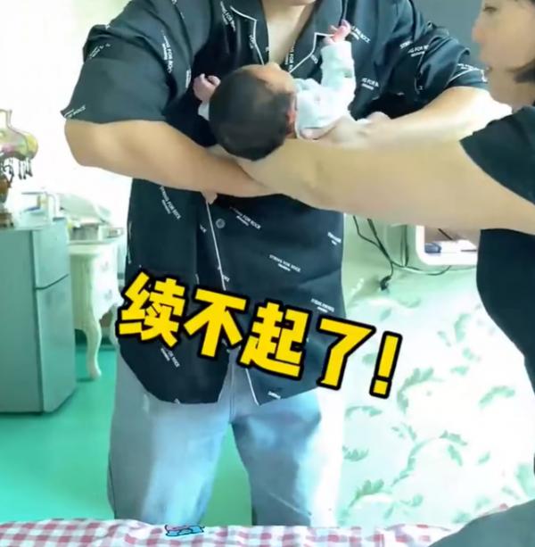 家中老人想抱孩子，爸爸提出投幣50元抱3分鐘，月嫂伸手鬧尷尬