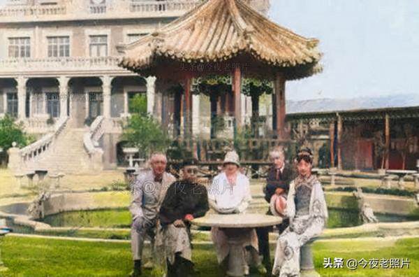 老照片：德軍擠羊奶，美軍將日軍頭顱送給女友，溥儀同戰犯下圍棋