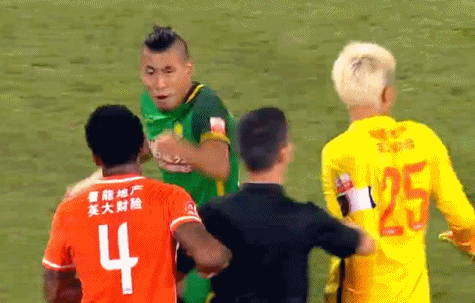 世界足壇難得一見的爆笑瞬間,只能說攝影師抓拍厲害 世界足壇難得一見的爆笑瞬間,只能說攝影師抓拍厲害