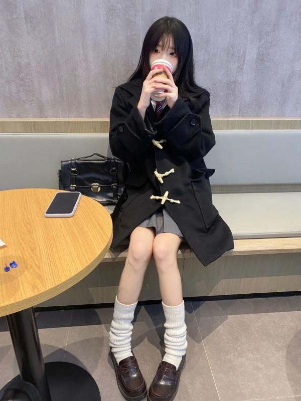 這樣穿真的太學院啦~牛角大衣搭配JK裙裙