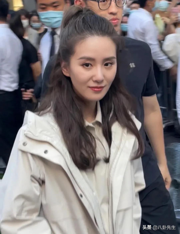 路人鏡頭下的女明星:劉詩詩唐嫣法令紋明顯,迪麗熱巴童瑤身材好 路人鏡頭下的女明星:劉詩詩唐嫣法令紋明顯,迪麗熱巴童瑤身材好