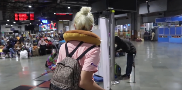 英國人體驗印度最好的火車，從孟買到果阿，和中國高鐵差在哪裡？