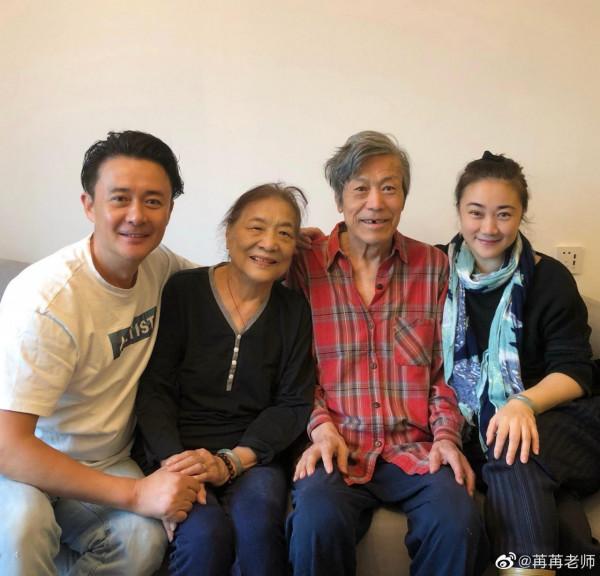 著名錶演藝術家李苒苒曬與丈夫馬精武合照，丈夫瘦削門牙掉了一顆