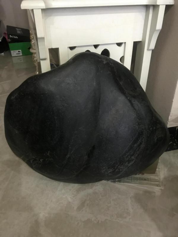 和田玉黑青料價值有多高?巨型黑青籽料原石,重達100斤 和田玉黑青料價值有多高?巨型黑青籽料原石,重達100斤