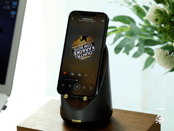 是感應音箱、手機支架、電子鐘，也是無線充，這個小木頭神了 || Chin@美物