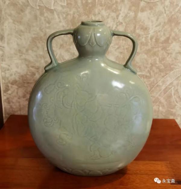 明龍泉窯青釉刻花人物葫蘆紋綬帶耳扁壺 明龍泉窯青釉刻花人物葫蘆紋綬帶耳扁壺