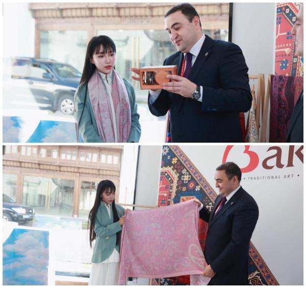 李子柒真的很讓人羨慕,就算出鏡央視節目,穿的服裝也很簡單慵懶 李子柒真的很讓人羨慕,就算出鏡央視節目,穿的服裝也很簡單慵懶