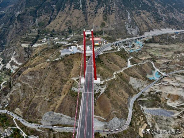 建在天上的雅康高速，一條隧道一座橋，318進藏路上一道靚麗風景