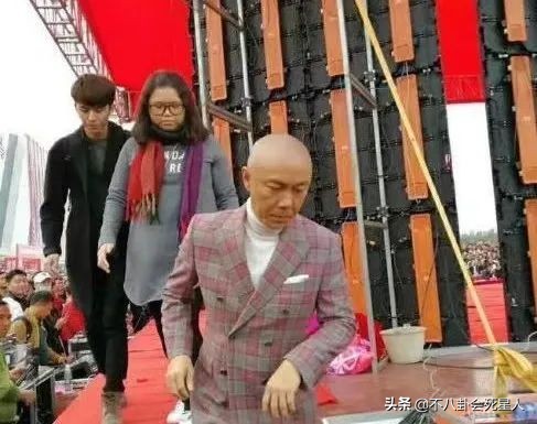 過氣港星走穴群像:黃日華穿西裝拉弓,67歲李國麟縣城賣唱 過氣港星走穴群像:黃日華穿西裝拉弓,67歲李國麟縣城賣唱