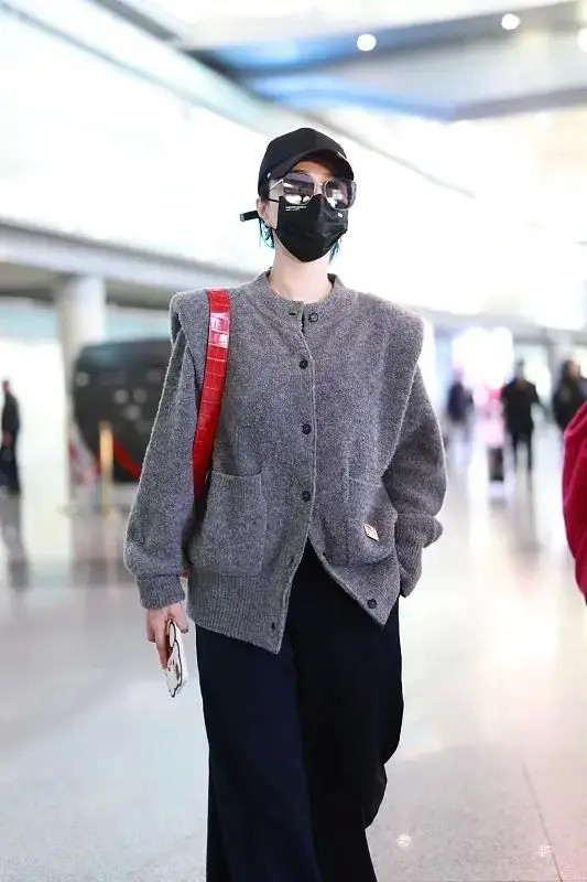 范冰冰亮相機場太隨意！開衫搭西服褲盡顯時髦範，穿著簡單氣場大