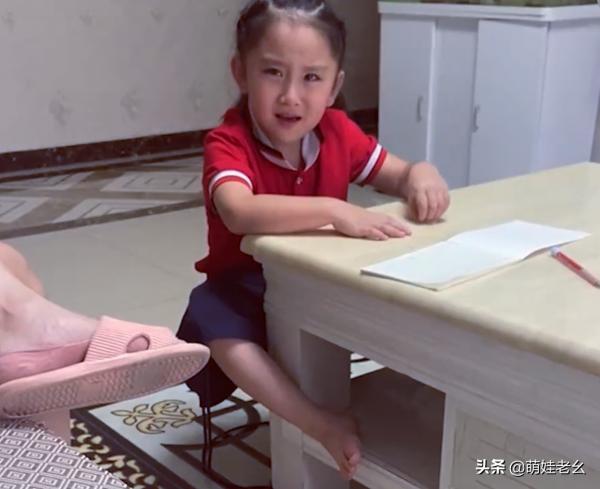 安徽一小女孩火了,哭著對媽說要爸爸教寫作業,網友:知道後果嗎 安徽一小女孩火了,哭著對媽說要爸爸教寫作業,網友:知道後果嗎