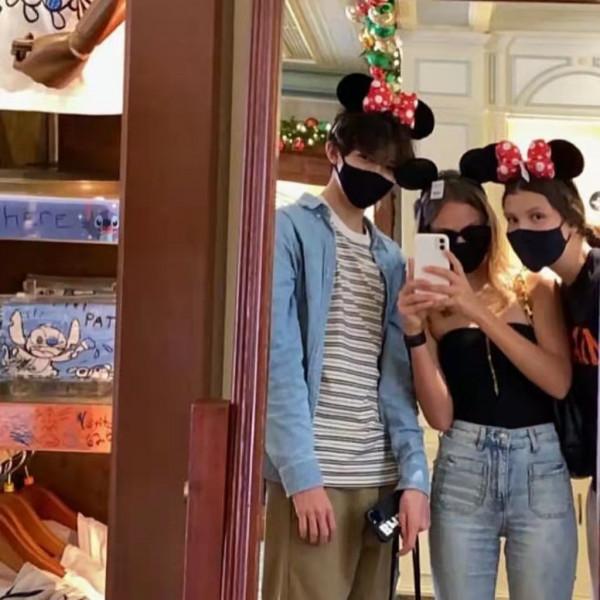 袁詠儀兒子顏值比爸爸高!罕見抱貓曬自拍,捲髮長睫毛王子範十足 袁詠儀兒子顏值比爸爸高!罕見抱貓曬自拍,捲髮長睫毛王子範十足