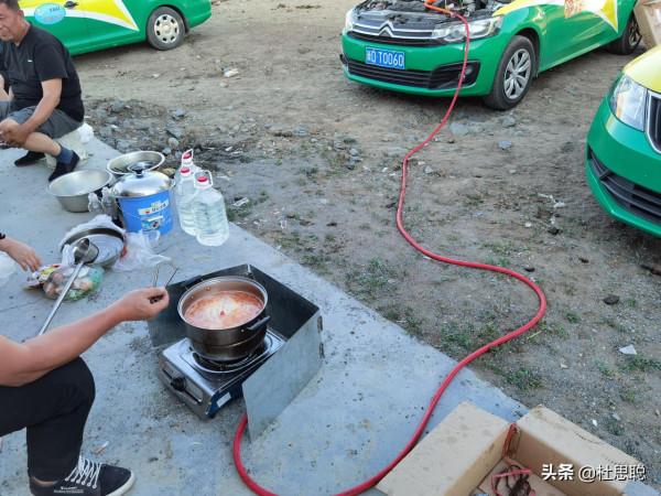 漢EV自駕新疆，在冰溝和計程車駐車做飯，越聊他們越想換電動車