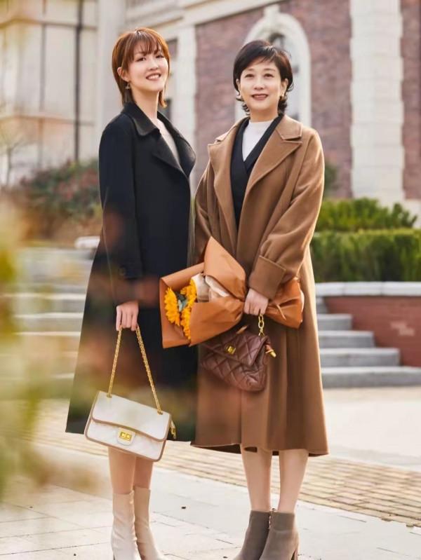 誰說出街戴帽子才是時尚？瞧這對母女，不戴帽子同樣漂亮又優雅