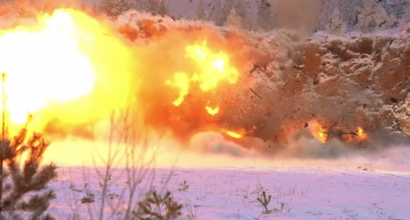 因維修費太貴 一車主將自己的特斯拉綁滿炸藥炸燬