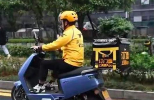 姚志剛:辭去銀行行長自主創業,虧損230萬後卻因送外賣走紅 姚志剛:辭去銀行行長自主創業,虧損230萬後卻因送外賣走紅